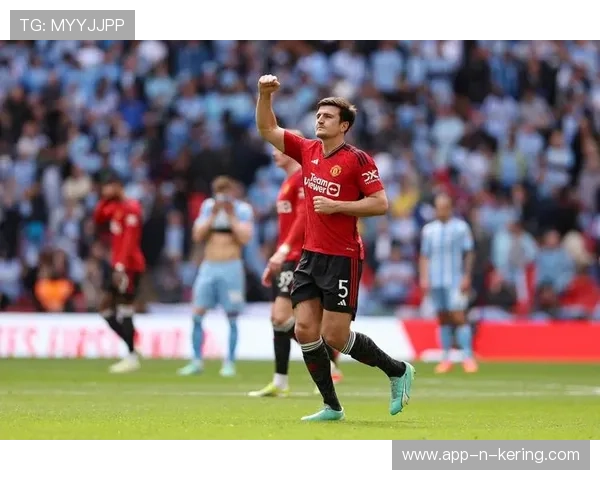 曼联点球主罚命中带走曼彻斯特德比的瞬间：夜空下的决胜与回味